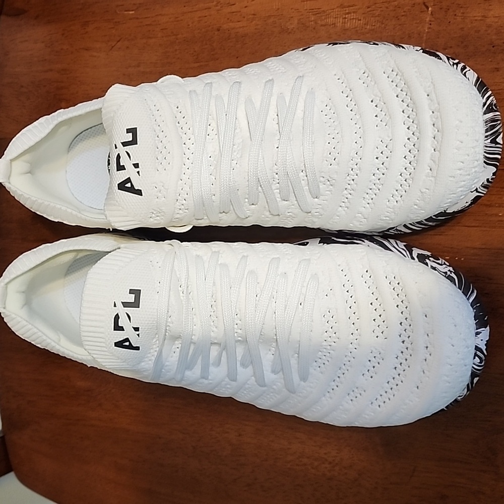 APL Women's TechLoom Wave White 9.5 Never Worn